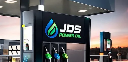 Estación de servicio con la marca JDS Power Oil en la marquesina y en los surtidores.